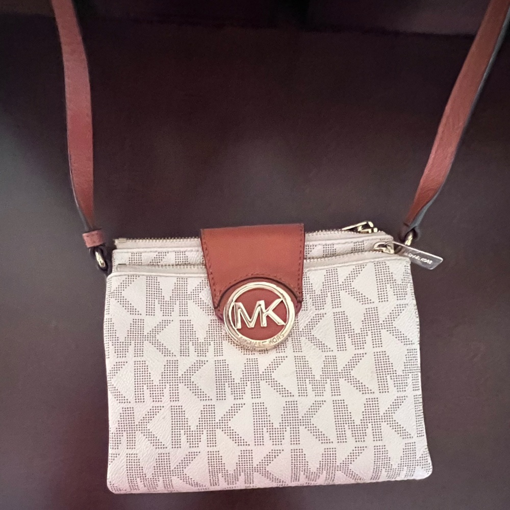 Carmel white and gold Michael Kors crossbody in great condition!